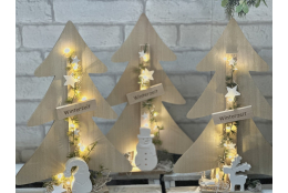 Bastelset:Tannenbaum aus Holz mit Figur und Lichterkette