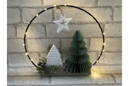 Bastelset: Drahtring mit Tannenbaum aus Papier, Wichtel und Lichterkette